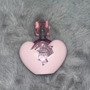 Ariana Grande parfym  - Thank you next parfymen från Ariana grande i 30 ml. Den är använd några enstaka gånger (kolla bild 2)