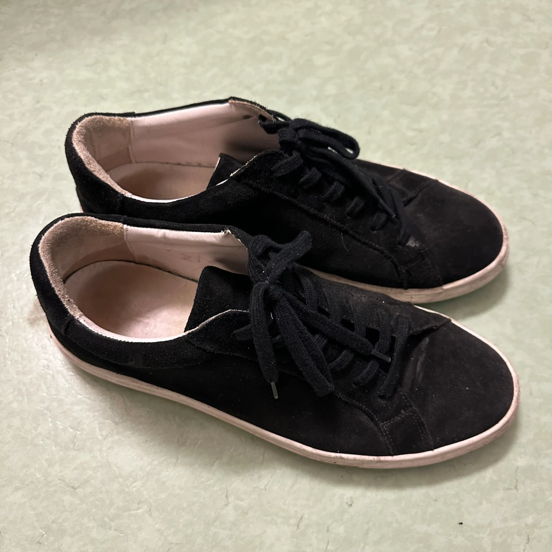 Svarta sneakers i mocka - 90