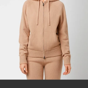  Stickad hoodie  - Jättefin stickad hoodie från Singular society i 100 % Kashmir som är i jättebra skick, nypris 3900 ❤️❤️ (jag brukar ha S och M och den passar mig.) priset går att diskutera 🥰