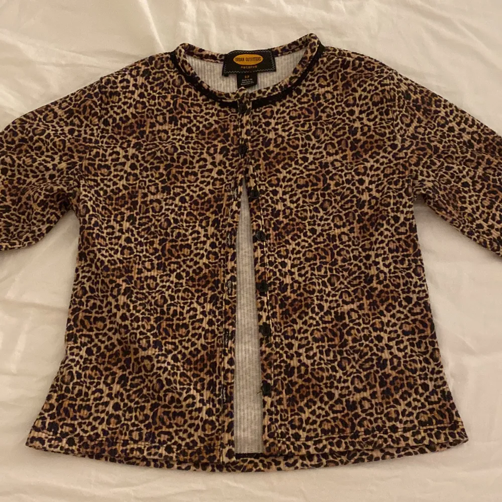 Snygg leopardmönstrad kofta från Urban Outfitters med knappar framtill. Perfekt för att ge din outfit en extra touch. Koftan har spets vid halsen och är tillverkad i ett mjukt material💕 nypris ungefär 400 , säljer för 200💕. Neuletakit & Villapaidat.