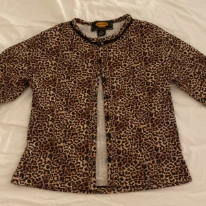 Leopardmönstrad kofta - Snygg leopardmönstrad kofta från Urban Outfitters med knappar framtill. Perfekt för att ge din outfit en extra touch. Koftan har spets vid halsen och är tillverkad i ett mjukt material💕 nypris ungefär 400 , säljer för 200💕