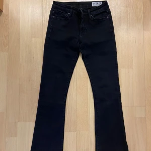 Svarta bootcut jeans - Crocker jeans från JC, strl 26/31 men uppsydda och mindre så skulle jämföra med Levis strl som w. 23/24 och L26. Lite slitna/tunnare tyg i grenen/insidan av benen.   Mått: Innerbenslängd 70 cm Mått midja när byxorna ligger platt 32 cm