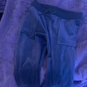 Ljusgröna juciybyxor💘 - Halloj! Säljer mina as coola juciy couture byxor som inte kommer till användning 💘 de passar i längden på nån som är runt 165💘 aldrig använda och jättesköna💘Nypris 1200