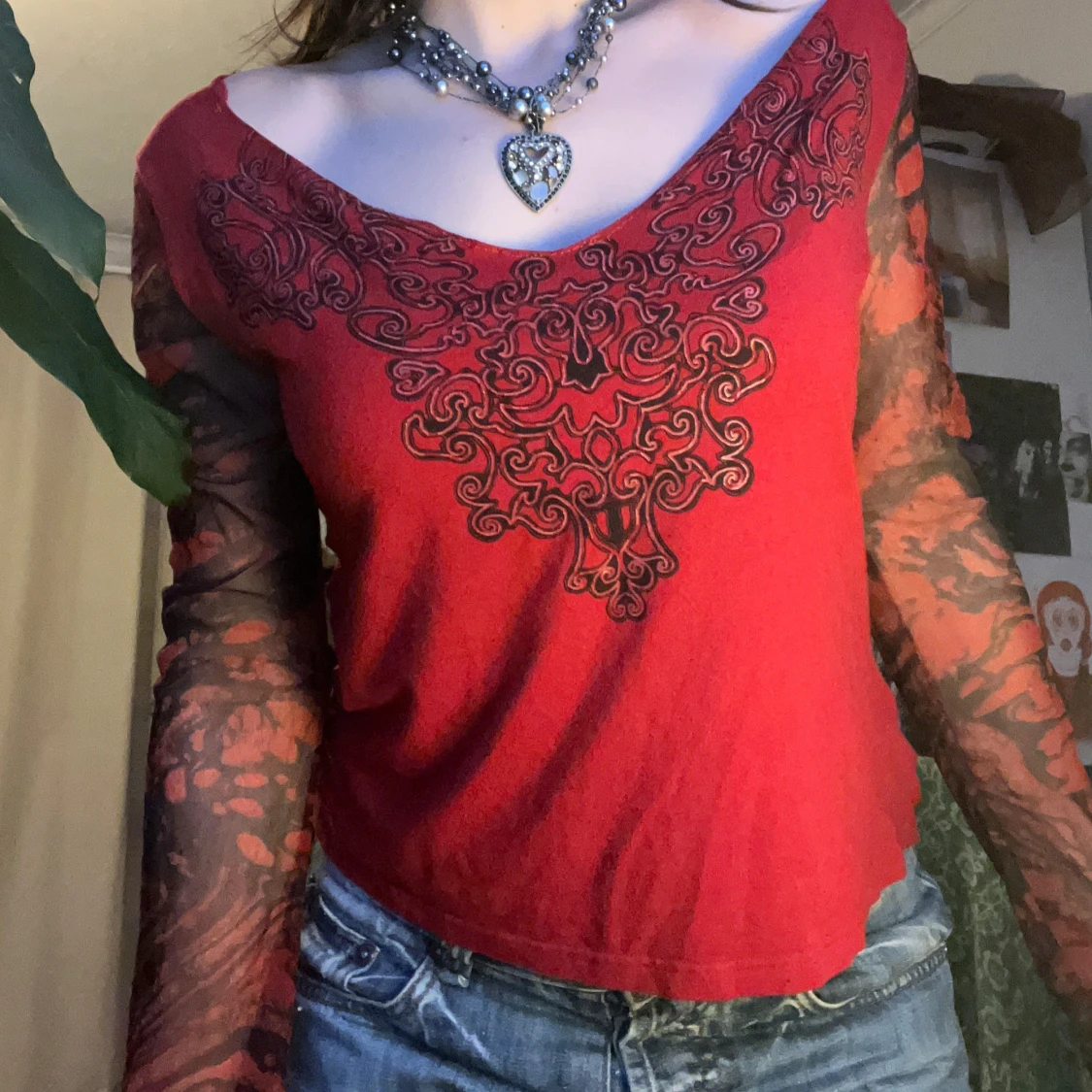 Röd topp med mönstrade ärmar - 90