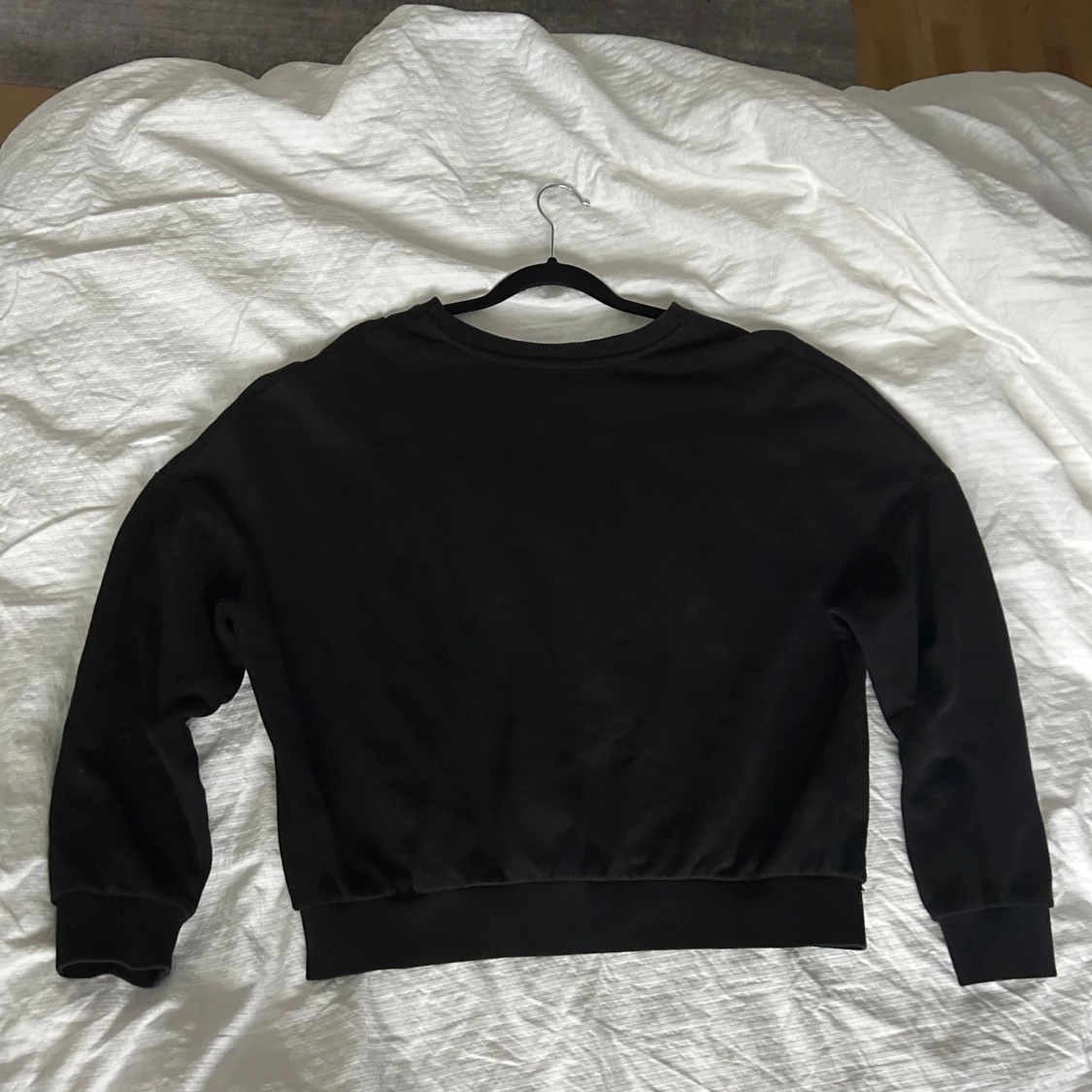 Svart tröja med vågmotiv - 92