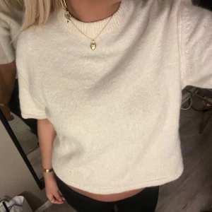 Vit stickad tröja - Vit stickad tröja från gina tricot i fint skick.