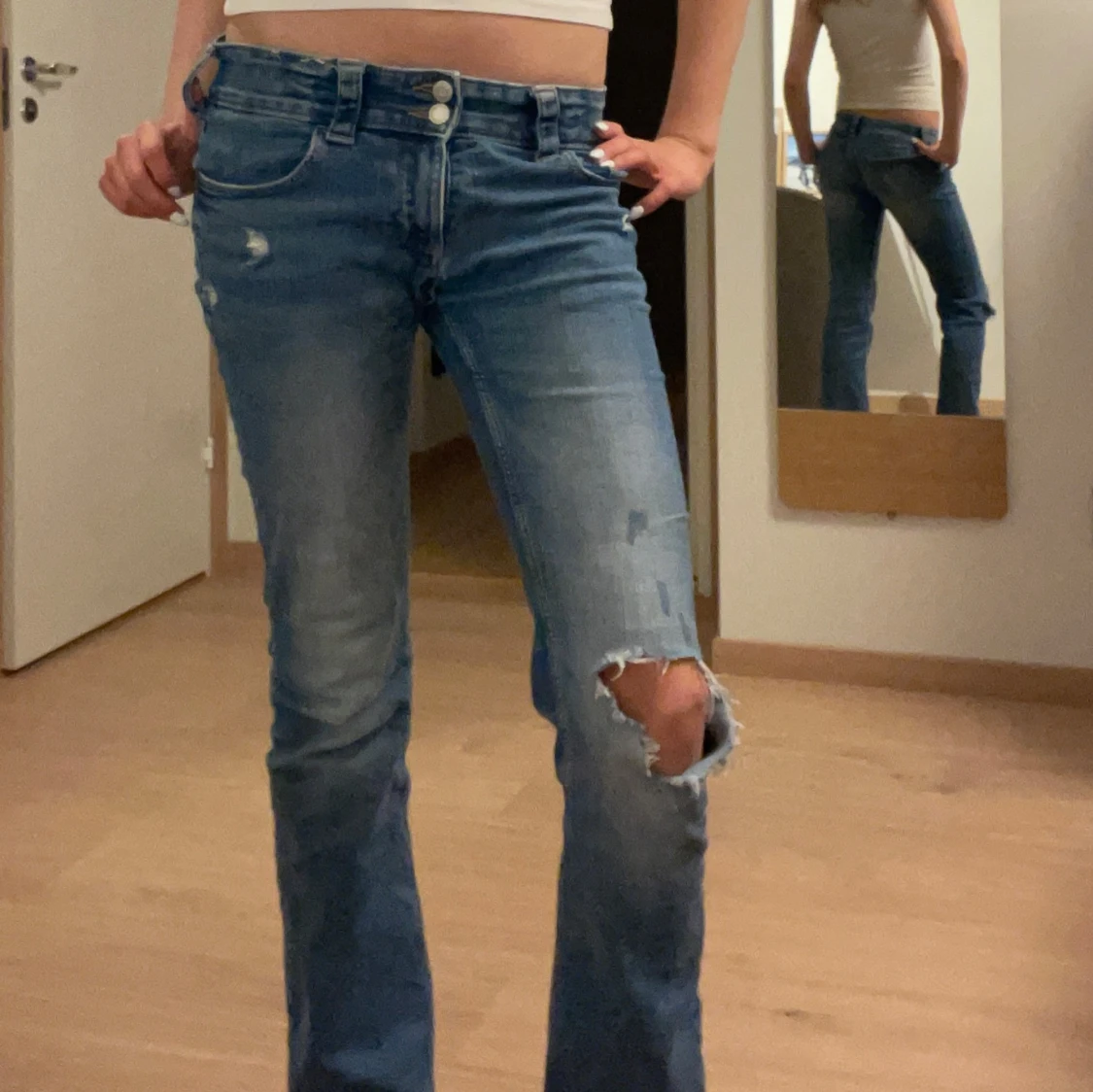 Blå jeans med slitningar - 91