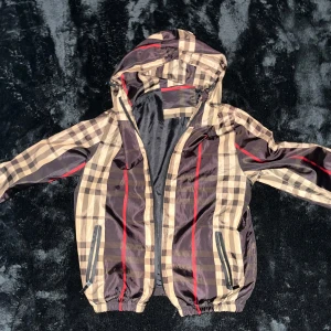 Burberry Jacka 🔥 - The girls looove this one.  SIZE - Medium I’m 168Cm and it’s a little small for me  If you’re interested send me a message before 5th January cause i’m leaving the city by then! 🤝