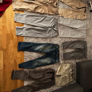 Samling av byxor i olika stilar och färger. - Säljer dessa jeans och byxor eftersom vissa har blivit små för mig och resterande har bara legat kvar i garderoben efter att ha använt ett antal få gånger. storlekarna varierar mellan M och L. 150kr styck 