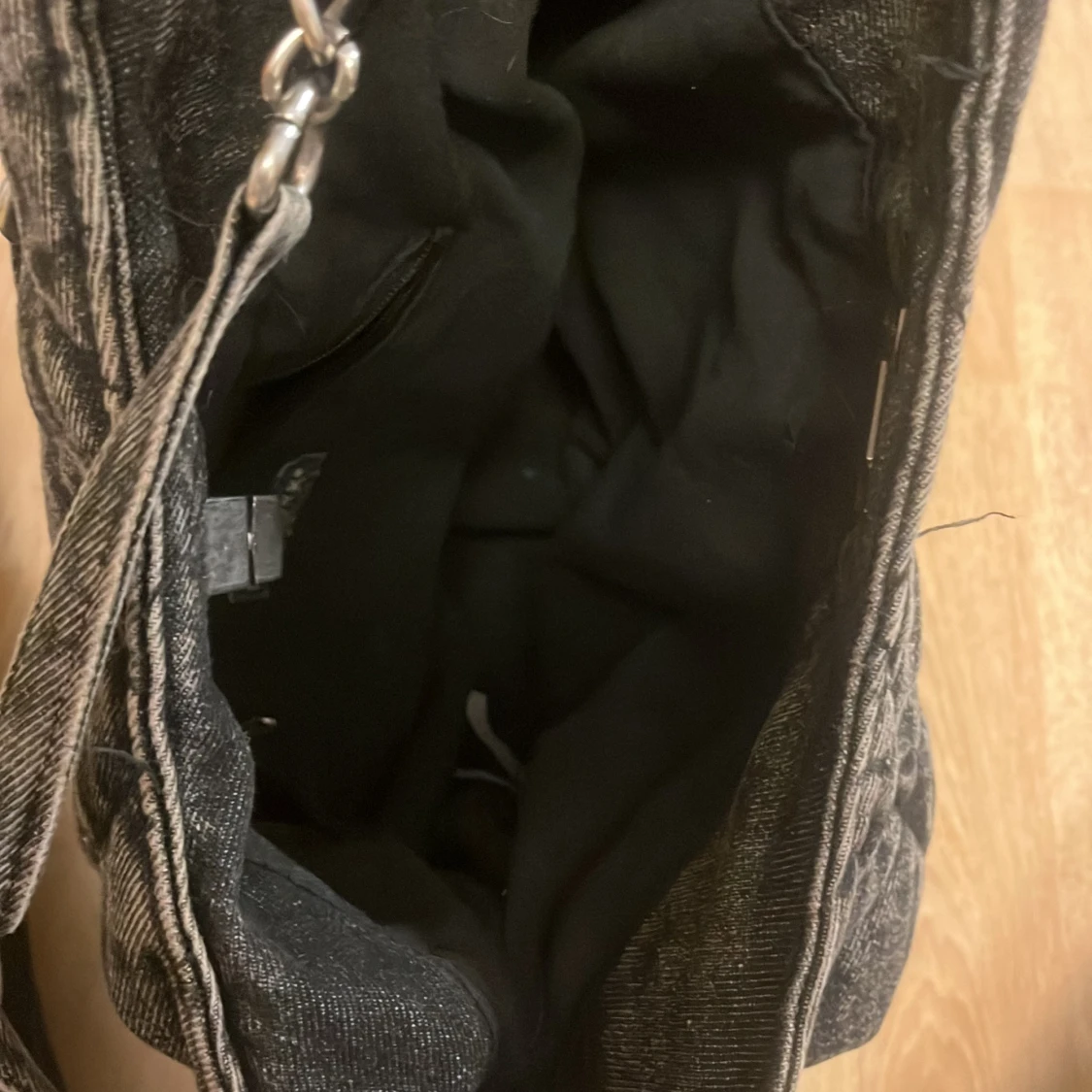 Svart quiltad axelväska med kedjedetaljer - 91