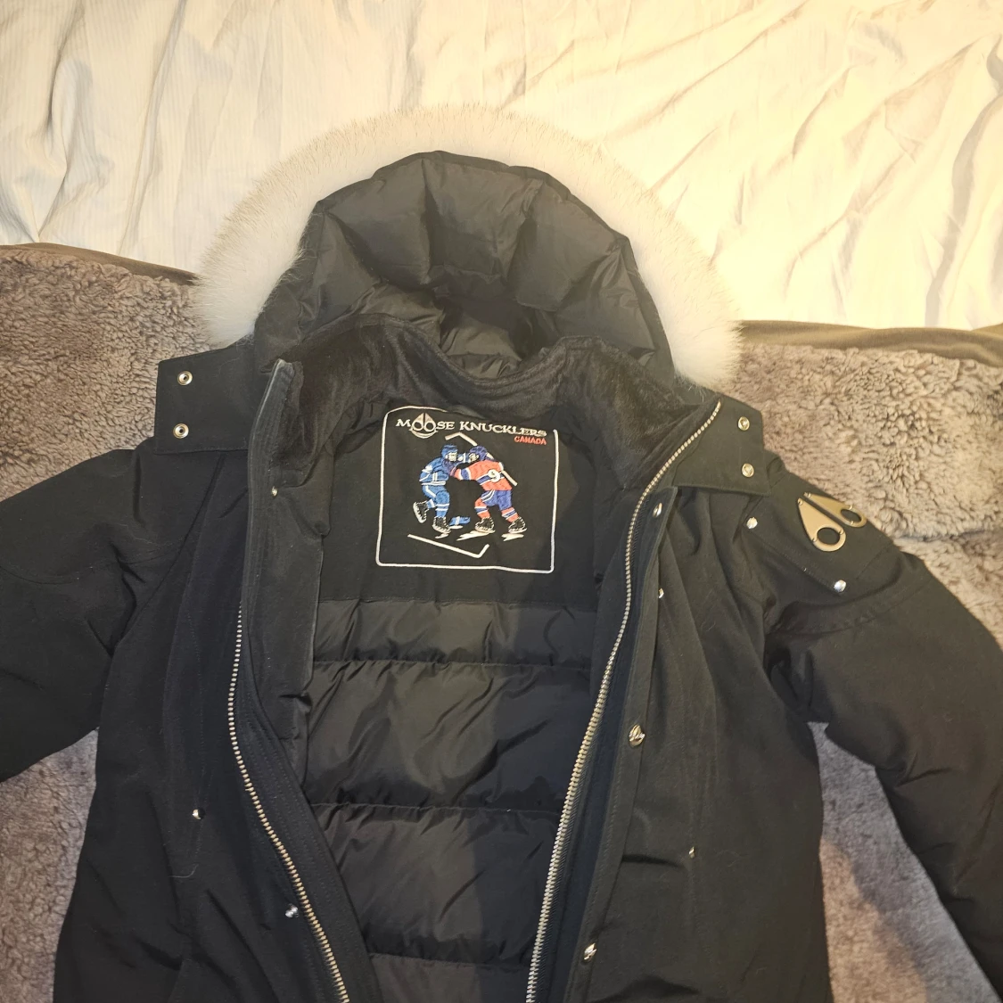 Svart dunjacka med pälsdetaljer - 90