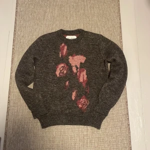 Our legacy stickad - Grå stickad tröja med blommor från Our legacy. Bra skick, strl 46 vilket är ungefär S. Nypris runt 3-4 tusen. 