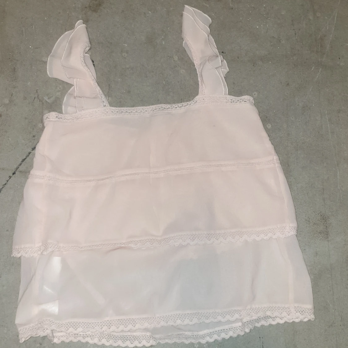 Puderrosa topp med spetsdetaljer - 3