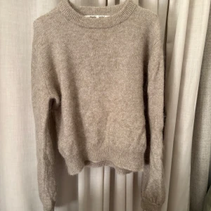 Beige stickad tröja från Second Female - Mysig beige stickad tröja från Second Female. Tröjan är i en mohair blandning och så fin. Köptes för 1300kr och säljes för 600kr. Storlek S. Skriv vid intresse eller funderingar om pris osv❤️