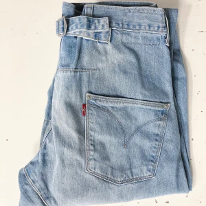 🍒LEVIS WORKWEAR WIDE🍒 - 🍒WESTERN WIND🍒Ett par Y2K Levi’s i 100% denim. Medelhög midja, vida ben och ett reglerbart spänne bak så man kan göra midjan mindre. Midjemått: 38cm rakt över. Innerbenslängd: 81cm. Säljs i perfekt skick utan några defekter. Använda max 3-4 ggr.🍒