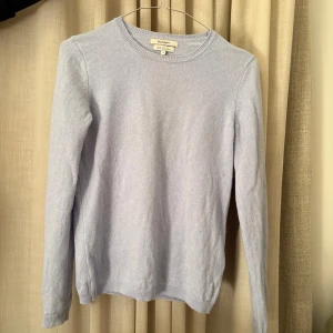 Ljusblå kashmirtröja från El Corte Inglés - Säljer en ljusblå tröja i 100% kashmir från El Corte Inglés. Tröjan har långa ärmar och ribbade kanter. Köptes för 1400kr . Säljes för 450 pga defekt vid ärmens slut som lätt går att sy eller täcka. 