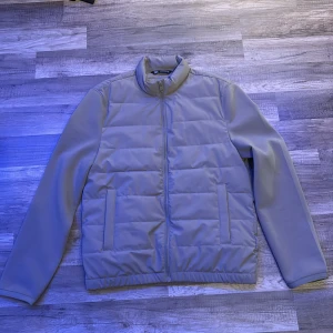 Khaki cardigan Zara - Säljer en stilren khaki cardigan från Zara. Cardiganen har en dragkedja framtill och långa ärmar. Perfekt för kyligare dagar med sin pufferdesign.