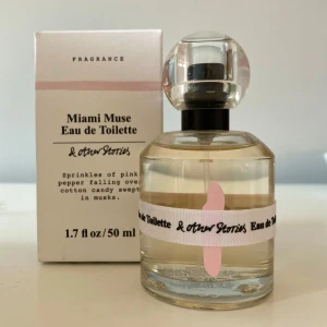 & Other Stories parfym - Miami Muse Eau de Toilette från & Other Stories är en doft med inslag av rosa peppar, sockervadd och mysk. Helt oanvänd, bara testad🫶🏼Säljer för att jag fick dubbletter i julklapp🤍 Nypris 300kr
