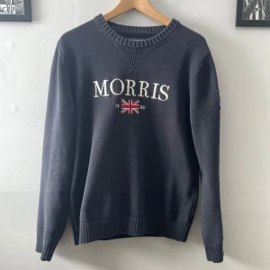 Mörkblå tröja från Morris - Säljer en min stickade tröja ifrån märket Morris. Bra skick, inga defekter. Kom privat om du har frågor!  