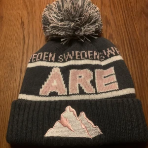 Åre mössa - Säljer helt oanvända Åre mössor för ett bra pris. Jag har typ alla färger så som råsa, röd och svart med mera. Hör av er vid fler frågor.                                                        Pris ej hugget i sten!