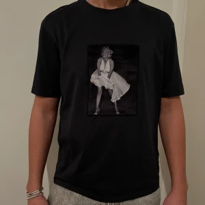 Limitato tröja marilyn monroe - Limitato tröja som är nyskick använd ett fåtal gånger och används ej eftersom den inte passar mig längre. Köpte ny för 2000kr och finns ej kvar att köpa nya 