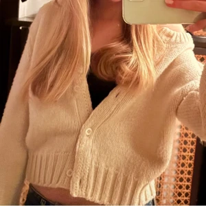 Stickad kofta från Zara - Lite tjockare stickad kofta från Zara. Använd men i fint skick och väl omhändertagen. Storlek M, men passar mig som i vanliga fall bär xs. Det beror lite på hur man själv vill att den ska sitta💖