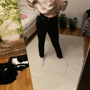 Svarta jeans från H&M - Svarta högmidjade jeans från H&M med en tight passform.