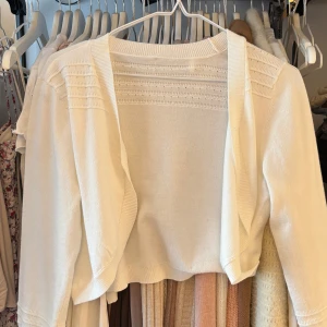 Vit bolerotopp - Säljer en stilren vit bolerotopp med ribbade detaljer. Perfekt för layering. Det finns ingen etikett men antar att det är strl M, men passar mig bra som bär xs! 💐🧸 öppen för prisförslag 