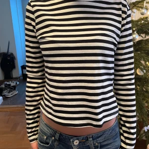 Randig långärmad tröja  - Säljer denna randliga, långärmade och även lätt croppade topp från hm. 💞