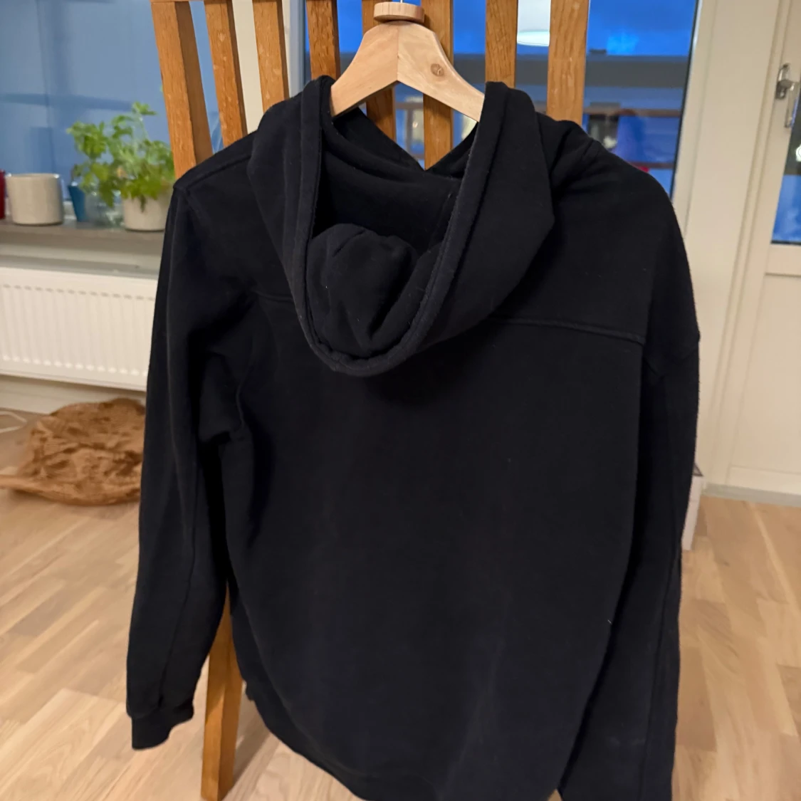 Svart hoodie från Carlings - 90