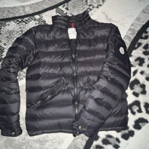 Moncler jacka  - En svart moncler jacka perfekt för vintern och hösten och kalla vår dagar, jackan är i storlek 1 som är lika som S och XS jackan har inga fläckar eller något sånt, jackan passar både tjejer och killar, pris kan diskuteras!