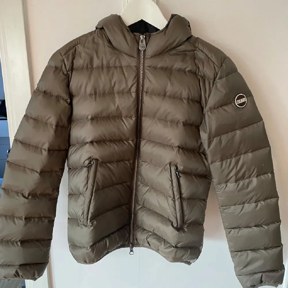 Snygg grön dunjacka från Colmar, köpte av en annan tjej här på Plick (hennes bilder). Men har aldrig använt den då den var på gränsen för liten på mig, så säljer vidare den🥰. Takit.