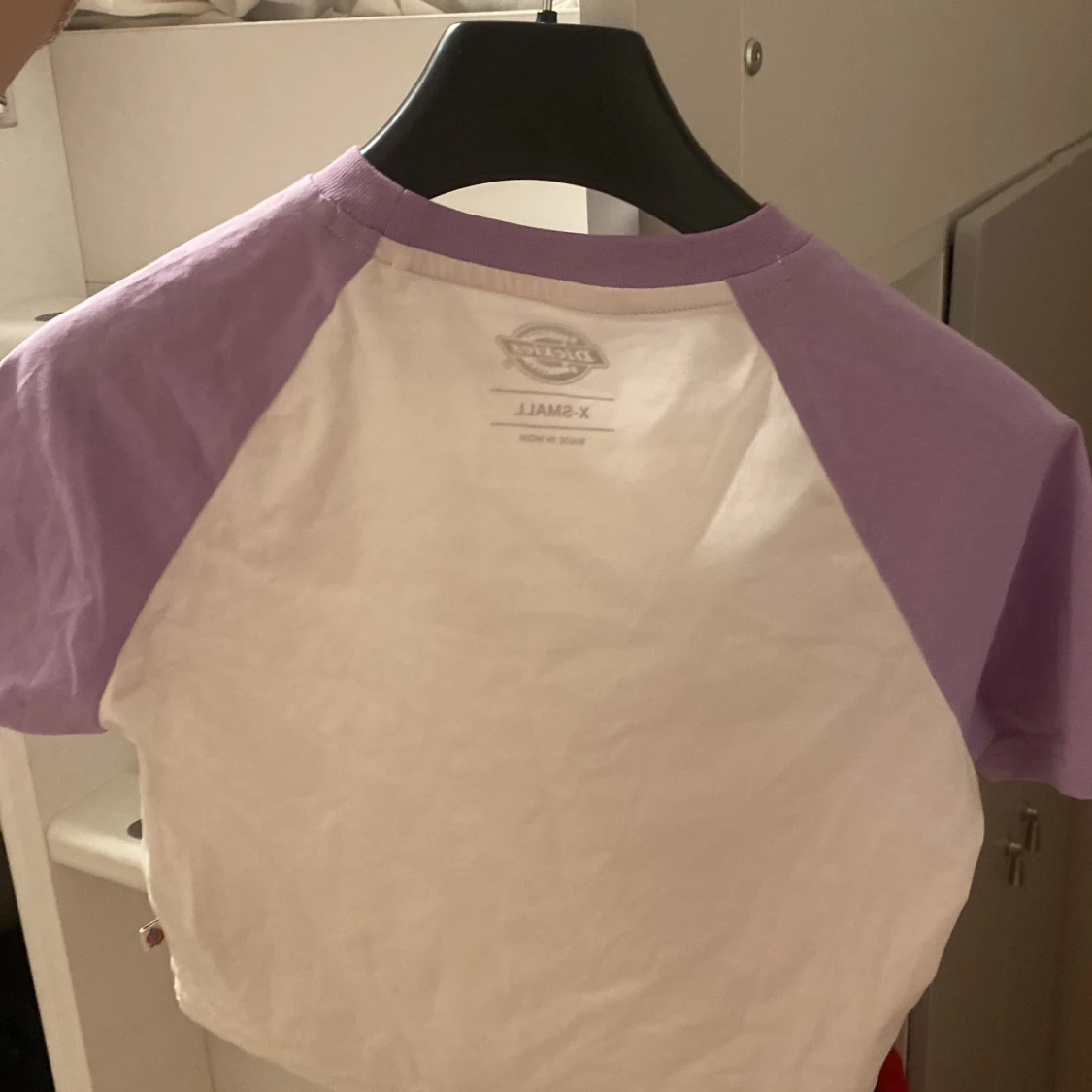 Vit och lila t-shirt från Dickies - 90