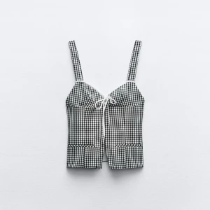 Svartvit rutig korsettopp - Trendig rutig korsettopp från zara i nyskick, säljs inte längre på deras hemsida. Om ni är intresserade kan jag ta fler bilder❣️