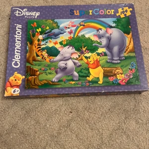 Clementoni SuperColor - Disney Puzzle - Clementoni SuperColor - Disney Puzzle (104 bitar), Mycket bra skick, rekommenderas till dig som har barn som behöver underhållning och som har intresse för Disney!