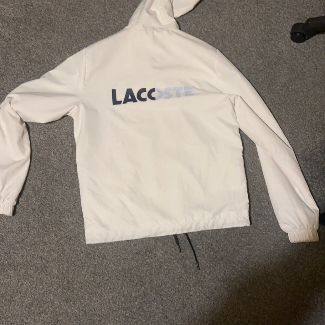 Vit och marinblå vindjacka och byxor från Lacoste - 90