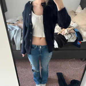 Mörkblå stickad kofta från Filippa K - Säljer en snygg mörkblå stickad kofta från Filippa K. Väldigt varm och mysig och kan användas över någon annan tröja. Denna är lite oversized vilket jag tycker är snyggt. Passar mig som är S 