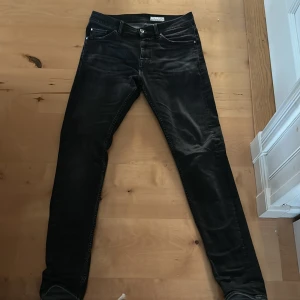 Tiger of Sweden jeans - Säljer ett par svarta Tiger of Sweden jeans storlek 31/34. De är i väldigt bra skick utan defekter. Har du några frågor hör gärna av dig🙌