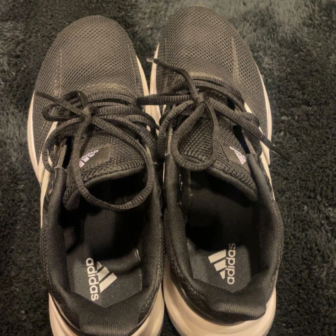 Svarta Adidas sneakers med vita detaljer - 91