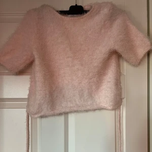 Rosa fluffig tröja med öppen rygg - Hanna schönberg x nakd topp med öppen rygg rosa å så fin