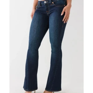 Mörkblå true religion bootcut jeans - I helt nytt skick köptes för 1300 och säljs för 950. Dom var tyvärr förstora för mig