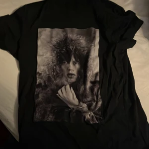 Limitato-T-shirt - Säljer min limitation T-shirt för jag inte änvänder den längre, den är i jätte bra skicka förutom att där e ett håll som är ihop sytt