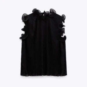 Svart blus med volanger  - En svart jätte fin blus med volanger från Zara i strl xs, fint skick