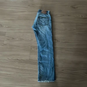 Levi's 501 jeans - Klassiska Levi's 501 jeans i en snygg ljusblå tvätt. Dessa jeans har en rak passform och knappgylf