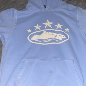 Baby blue Cortiez hoodie i storlek S.  - Säljer denna hoodie så att jag kan köpa en likadan i annan färg. Är öppen till att diskutera priset.