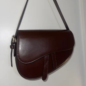 Brun väska - Liten brun axelväska, små tecken på användning (mest inuti) men annars fin!! Använder ej☺️