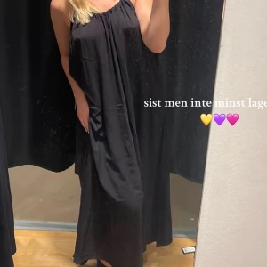 Svart långklänning - Svart långklänning med en lös passform