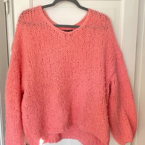 Rosa stickad tröja från Vero Moda - Säljer en mysig rosa stickad tröja från Vero Moda. Tröjan har en luftig stickning och långa ärmar, perfekt för kyliga dagar. Den har en avslappnad passform och rund halsringning. Lite nopprig men funkar ändå!🥰🩷