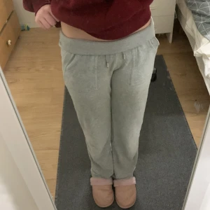 Grå juicy couture byxor  - Säljer ett par grå mjukisbyxor från Juicy Couture. Supersköna och använda några fåtal gånger. Säljs då de inte kommer till användning längre. 