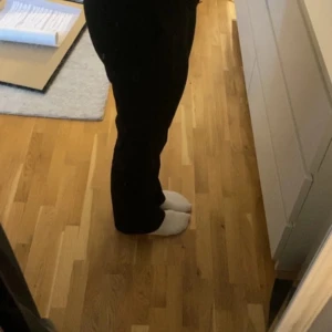 Kostymbyxor  - Byxorna är använda flera gånger men är fortfarande i bra skick. Jag är 168 cm lång. Vill sälja dessa byxor för använder dom inte längre💗